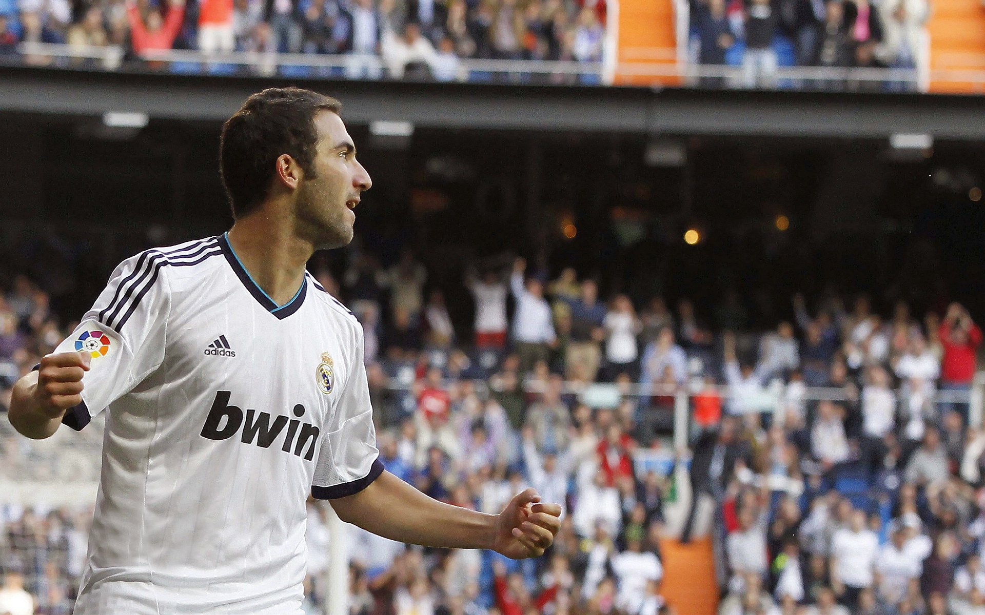 -瑞士球员用滑雪动作过人,解说员笑出声,瑞士滑雪的基本概况